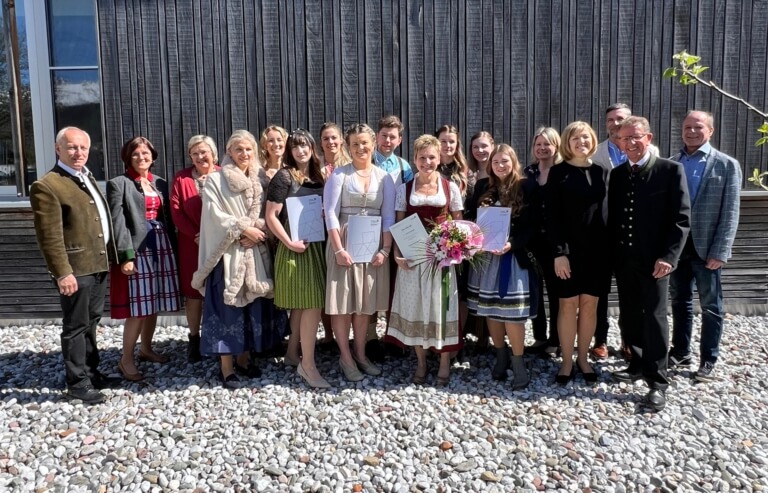 Erfolgreicher Abschluss: Gesundheits- und Krankenpflegeschule Zell am See feiert sieben Absolventinnen und Absolventen 